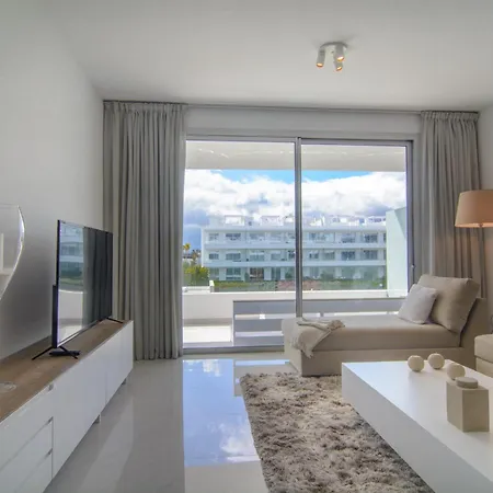 Brand New In Belaire, Pools, Garden דירה *