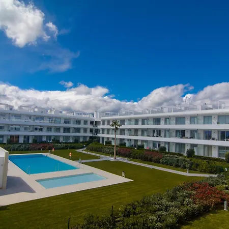 Brand New In Belaire, Pools, Garden アパート