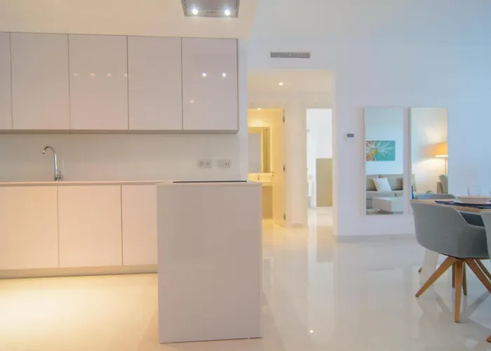 Brand New In Belaire, Pools, Garden * エステポナ