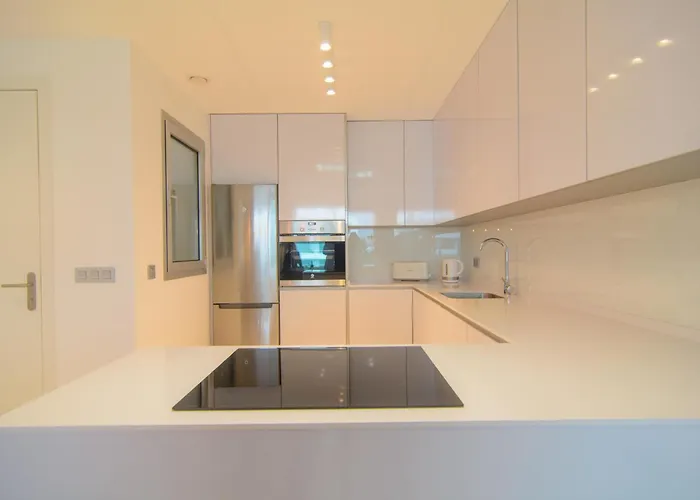 Brand New In Belaire, Pools, Garden アパート エステポナ