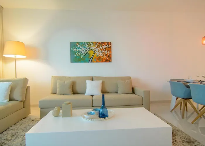 Brand New In Belaire, Pools, Garden エステポナ