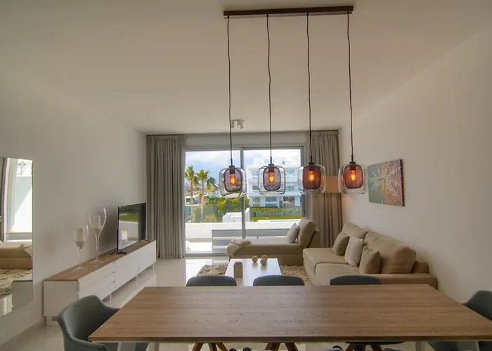 アパート Brand New In Belaire, Pools, Garden