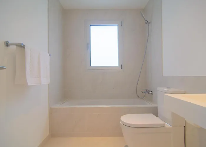 Brand New In Belaire, Pools, Garden エステポナ