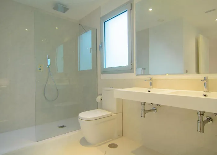 Brand New In Belaire, Pools, Garden アパート