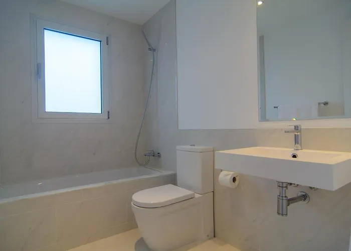 Brand New In Belaire, Pools, Garden * エステポナ