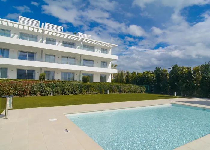 Brand New In Belaire, Pools, Garden アパート エステポナ