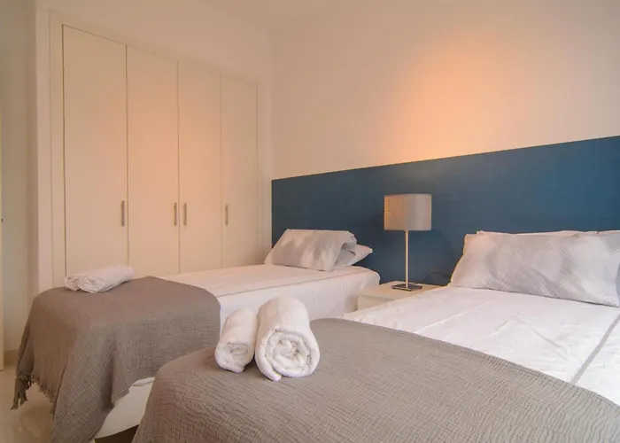 Brand New In Belaire, Pools, Garden アパート