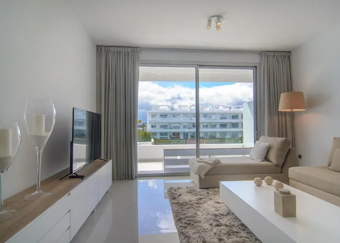 Brand New In Belaire, Pools, Garden アパート *