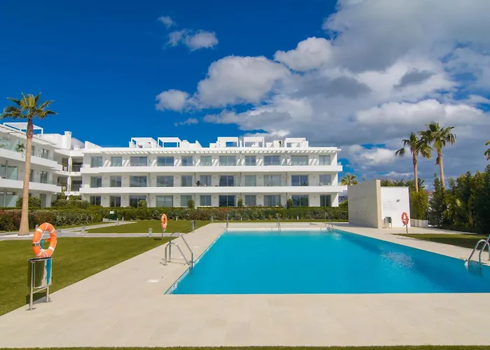 Brand New In Belaire, Pools, Garden * エステポナ