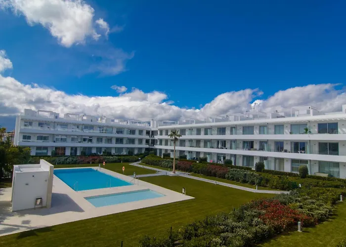 Brand New In Belaire, Pools, Garden アパート