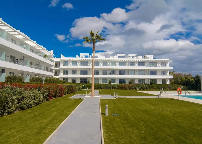 Brand New In Belaire, Pools, Garden * エステポナ